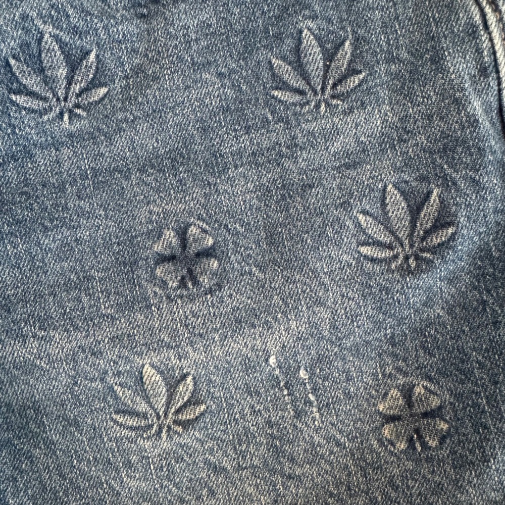 Lucky Brand 2/26 (27x4.5) Blue Embossed Hemp Leaf Clover 90s Midi Denim Shorts - Picture 4 of 13